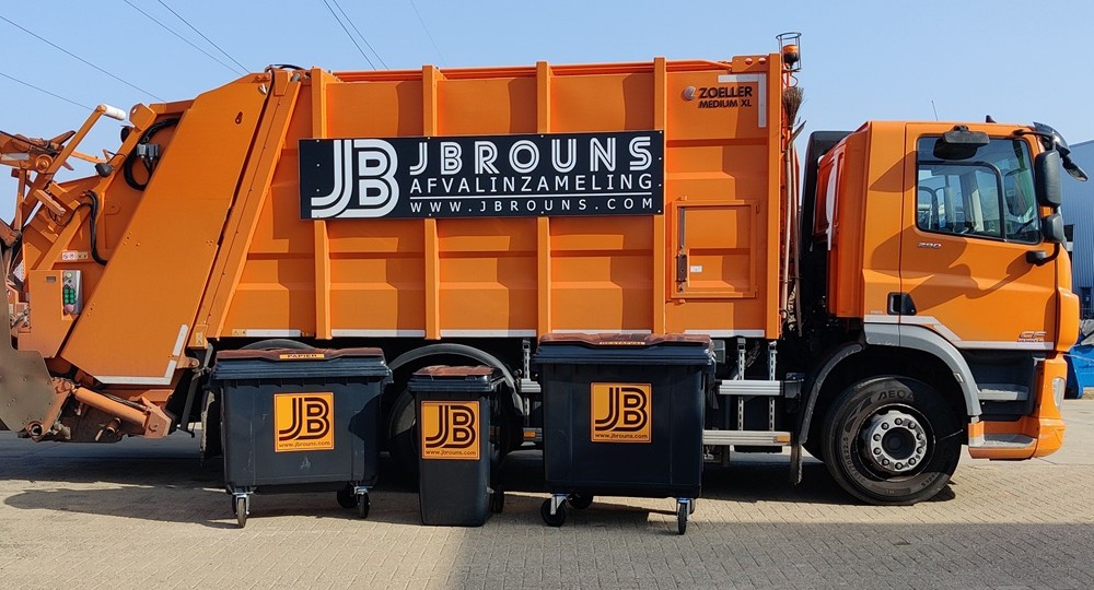 JBrouns vuilniswagen met restafval containers
